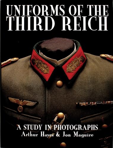 9780764303586: Uniforms of the Third Reich: A Study in Photographs