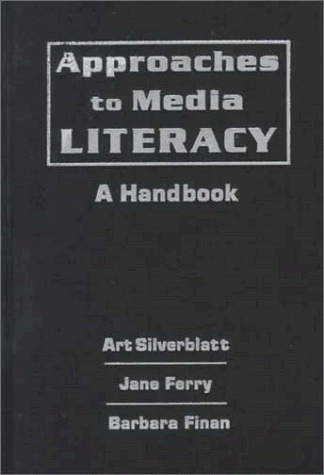 9780765601841: Critical Approaches to Media Literacy: A Handbook for Students and Teachers