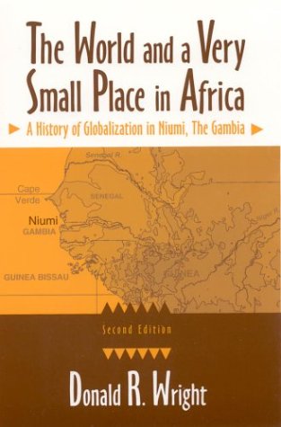 9780765610072: The World and a Very Small Place in Africa: A History of Globalization in Niumi, the Gambia, Second Edition