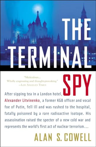 Imagen de archivo de The Terminal Spy: After sipping tea in a London hotel, Alexander Litvinenko, a former KGB officer and vocal foe of the Kremlin, fell ill and was rushed to the hospital, fatally a la venta por Gulf Coast Books