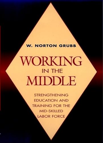 9780787902582: Working in the Middle: Strengthening Education and Training for the Mid-Skilled Labor Force (The Jossey-Bass higher & adult education series)