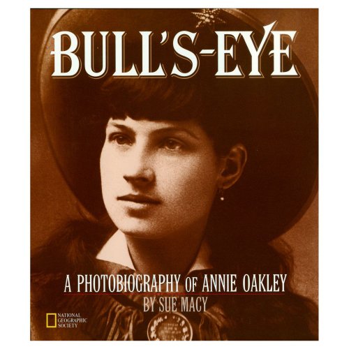 9780792259336: Bull's-eye: A Photobiography of Annie Oakley (Photobiographies)