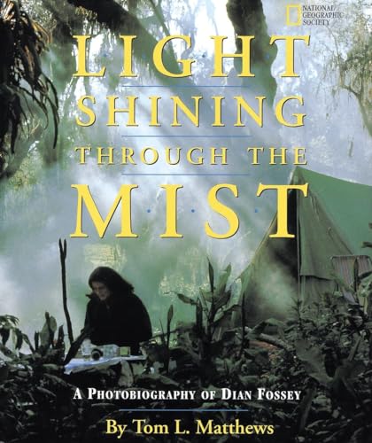 9780792273004: Light Shining Through the Mist: A Photobiography of Dian Fossey (Photobiographies)
