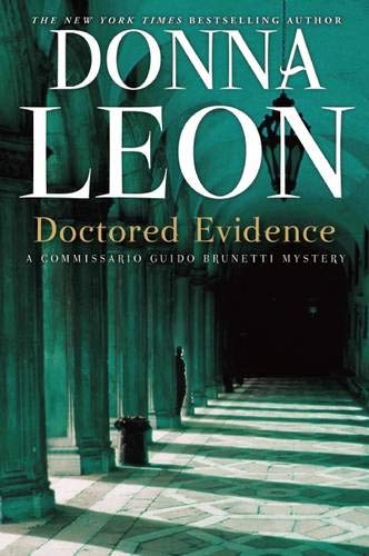 9780802146014: Doctored Evidence: A Commissario Guido Brunetti Mystery: 13 (The Commissario Guido Brunetti Mysteries)