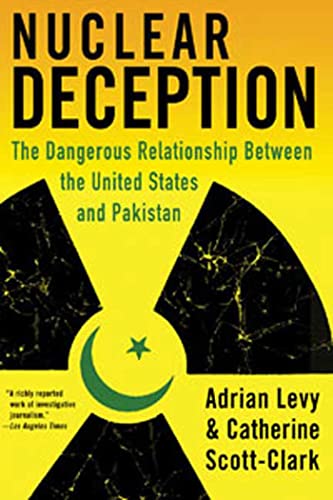 Imagen de archivo de Nuclear Deception; The Dangerous Relationship between the United States and Pakistan a la venta por Ground Zero Books, Ltd.