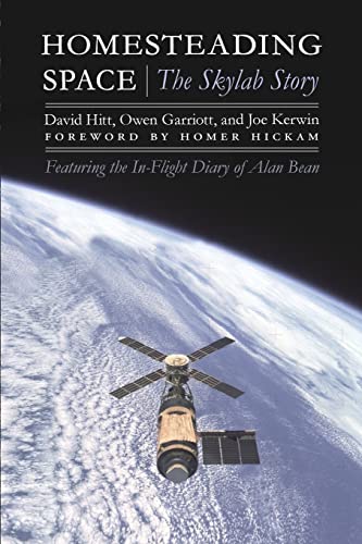 Stock image for Homesteading Space: The Skylab Story (Outward Odyssey: A People's History of Spaceflight) for sale by Decluttr