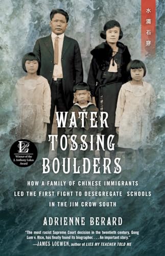 Imagen de archivo de Water Tossing Boulders : How a Family of Chinese Immigrants Led the First Fight to Desegregate Schools in the Jim Crow South a la venta por Better World Books