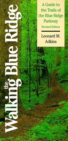 Imagen de archivo de Walking the Blue Ridge : A Guide to the Trails of the Blue Ridge Parkway a la venta por Better World Books