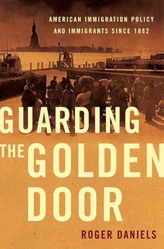 Beispielbild fr Guarding the Golden Door : American Immigration Policy and Immigrants since 1882 zum Verkauf von Better World Books