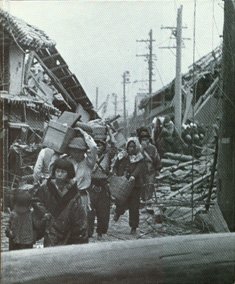 9780809425266: Japan at war (World War II)