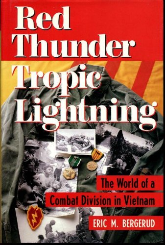 Imagen de archivo de Red Thunder, Tropic Lightning: The World Of A Combat Division In Vietnam a la venta por Wonder Book