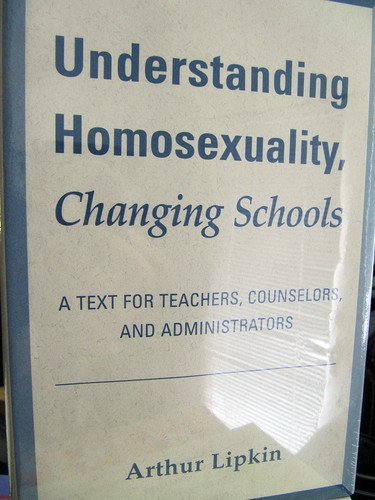 Beispielbild fr Understanding Homosexuality, Changing Schools: A Text For Teachers, Counselors, And Administrators zum Verkauf von Wonder Book