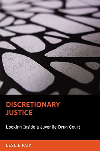 9780813550060: Discretionary Justice (Critical Issues in Crime and Society): Looking Inside a Juvenile Drug Court