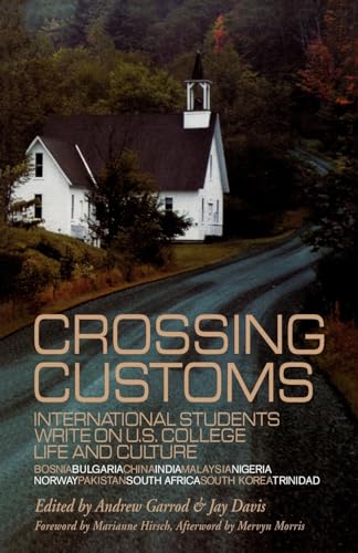 Beispielbild fr Crossing Customs : International Students Write on U. S. College Life and Culture zum Verkauf von Better World Books