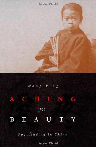 Beispielbild fr Aching for Beauty : Footbinding in China zum Verkauf von Better World Books