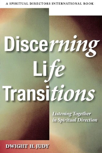 Beispielbild fr Discerning Life Transitions : Listening Together in Spiritual Direction zum Verkauf von Better World Books