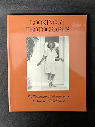 Beispielbild fr Looking at Photographs : 100 Pictures from the Collection of the Museum of Modern Art zum Verkauf von Better World Books