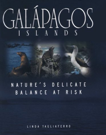 Imagen de archivo de Galapagos Islands : Nature's Delicate Balance at Risk a la venta por Better World Books