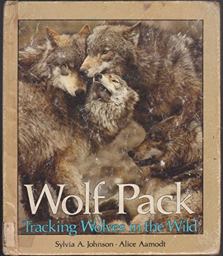 Imagen de archivo de Wolf Pack : Tracking Wolves in the Wild a la venta por Better World Books