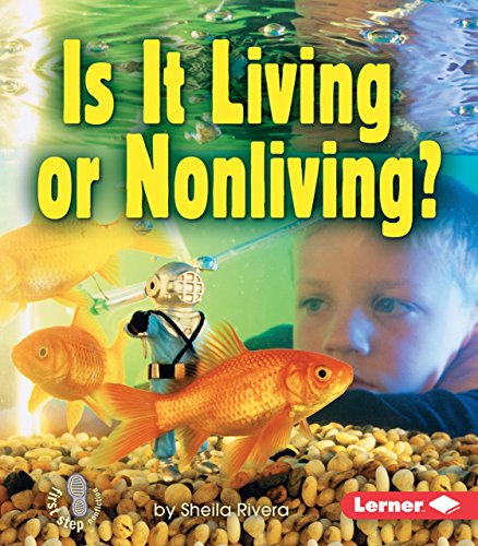 9780822556862: Is It Living or Nonliving? (First Step Nonfiction -- Living or Nonliving)