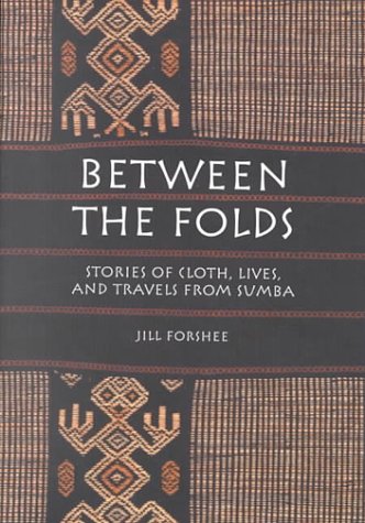 9780824823467: Between the Folds: Stories of Cloth, Lives, and Travels from Sumba