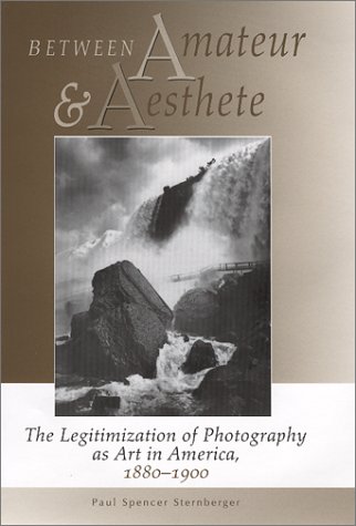 9780826321510: Between Amateur and Aesthete: The Legitimization of Photography as Art in America 1880-1990