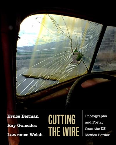 Imagen de archivo de Cutting the Wire: Photographs and Poetry from the Us-Mexico Border a la venta por ThriftBooks-Dallas