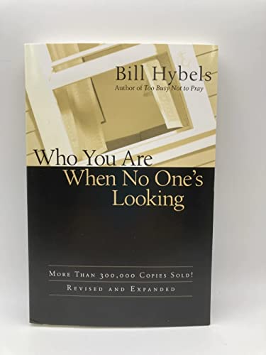 Imagen de archivo de Who You Are When No One's Looking: Choosing Consistency, Resisting Compromise a la venta por Ergodebooks