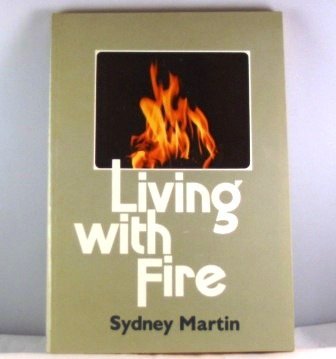 Imagen de archivo de Living With Fire a la venta por 4 THE WORLD RESOURCE DISTRIBUTORS