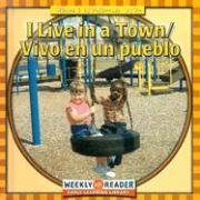 9780836841312: I Live in a Town/ Vivo En Un Pueblo (Where I Live (English & Spanish))