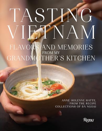 Beispielbild fr Tasting Vietnam: Flavors and Memories from My Grandmother's Kitchen zum Verkauf von Russell Books