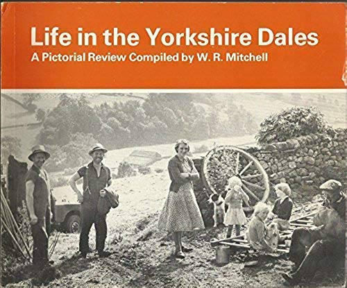 9780852065891: Life in the Yorkshire Dales: A Pictorial Review