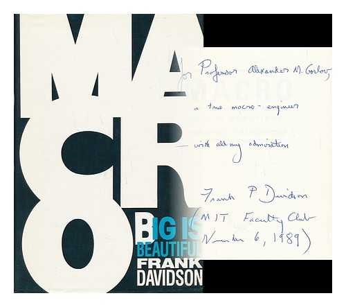 Imagen de archivo de Macro: Big Is Beautiful a la venta por dsmbooks