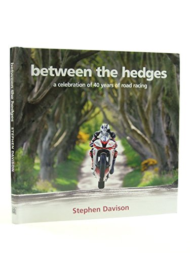 9780856408564: Between the Hedges: A Celebration of 40 Years of Road Racing (Road Racing Legends)