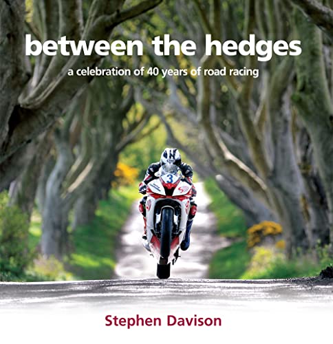 9780856408564: Between the Hedges: A Celebration of 40 Years of Road Racing