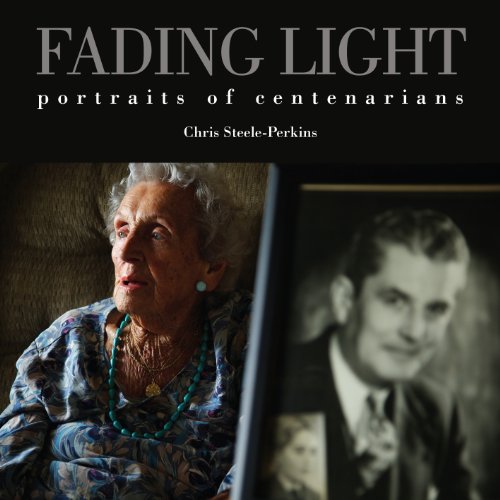 Beispielbild fr Fading Light : Portraits of Centenarians zum Verkauf von Better World Books: West