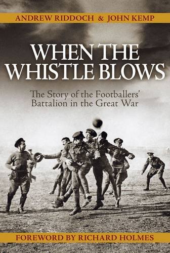 9780857330772: When the Whistle Blows: The Story of the Footballers' Battalion in the Great War