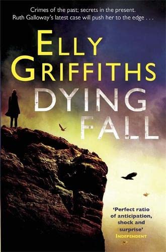 9780857388896: A Dying Fall: A spooky, gripping read for Halloween (Dr Ruth Galloway Mysteries 5) (The Dr Ruth Galloway Mysteries)