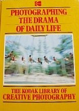 Beispielbild fr Photographing the Drama of Daily Life zum Verkauf von Better World Books