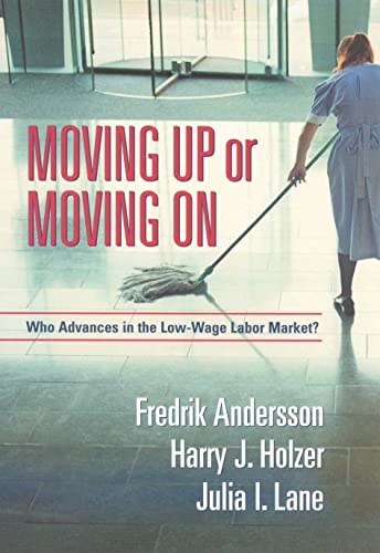 9780871540560: Moving Up or Moving on: Who Advances in the Low-Wage Labor Market?: Who Gets Ahead in the Low-Wage Labor Market?