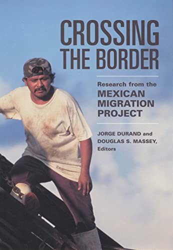 Imagen de archivo de Crossing the Border : Research from the Mexican Migration Project a la venta por Better World Books