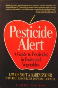 Imagen de archivo de Pesticide Alert : A Guide to Pesticides in Fruits and Vegetables a la venta por Better World Books