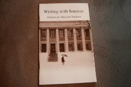 9780872204355: Writing With Sources: A Guide for Students