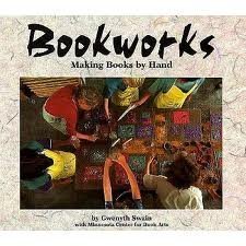 Beispielbild fr Bookworks: Making Books by Hand (Carolrhoda Photo Books) zum Verkauf von Half Price Books Inc.