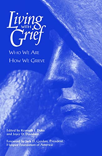 9780876308981: Living With Grief: Who We Are How We Grieve