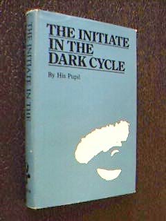 9780877281023: The initiate in the dark cycle