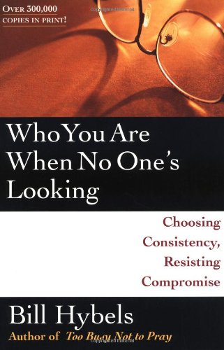9780877849452: Who You are When No One's Looking: Choosing Consistency, Resisting Compromise