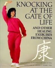 Beispielbild fr Knocking at the Gate of Life and Other Healing Exercises from China (English and Chinese Edition) zum Verkauf von Wonder Book