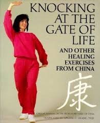 9780878575824: Knocking at the Gate of Life and Other Healing Exercises from China: Official Handbook of the People's Republic of China