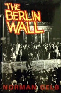Beispielbild fr The Berlin Wall: Kennedy, Khrushchev, and a Showdown in the Heart of Europe zum Verkauf von HPB-Diamond